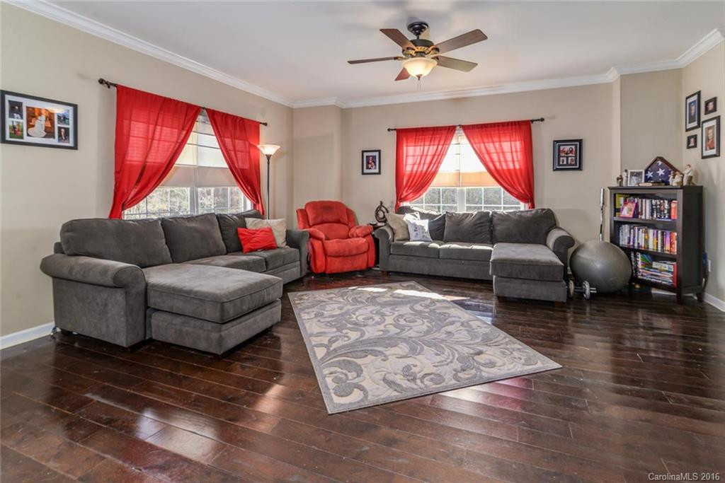 402 Reynolds Drive - Photo 4