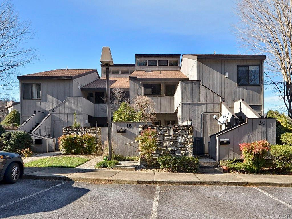 18 Lakemoor Lane #B