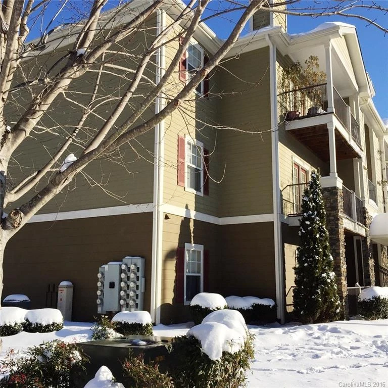 700 Vista Lake Drive #104