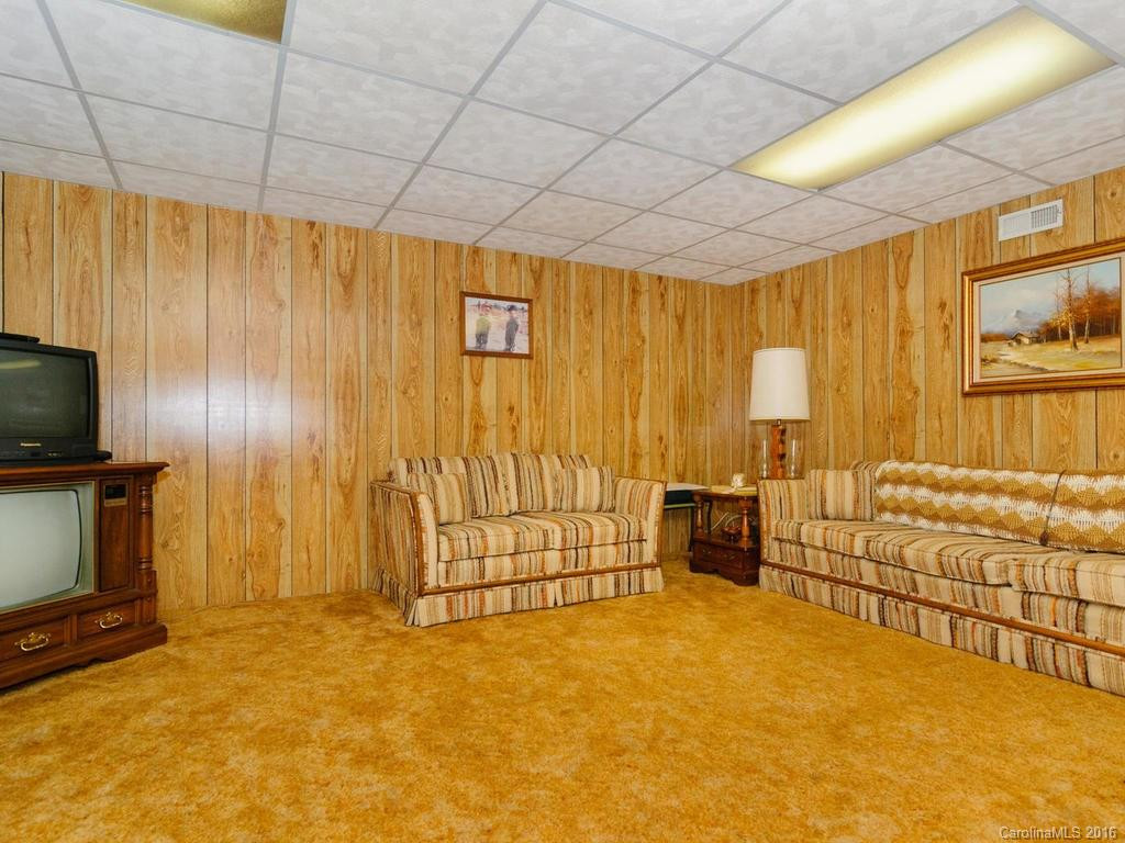 2379 Smoky Park Highway - Photo 19