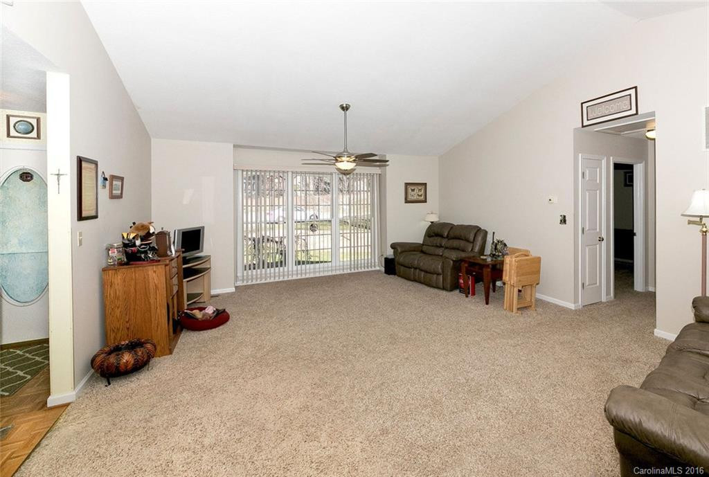 210 Southwood Court - Photo 4