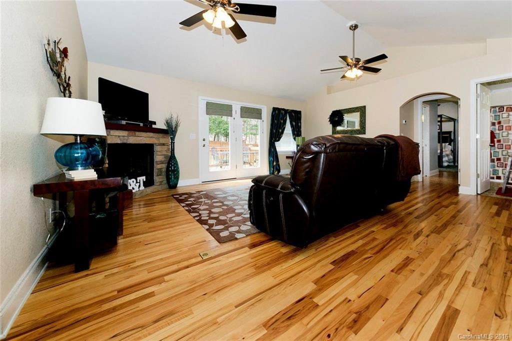 101 North Springs Drive - Photo 2