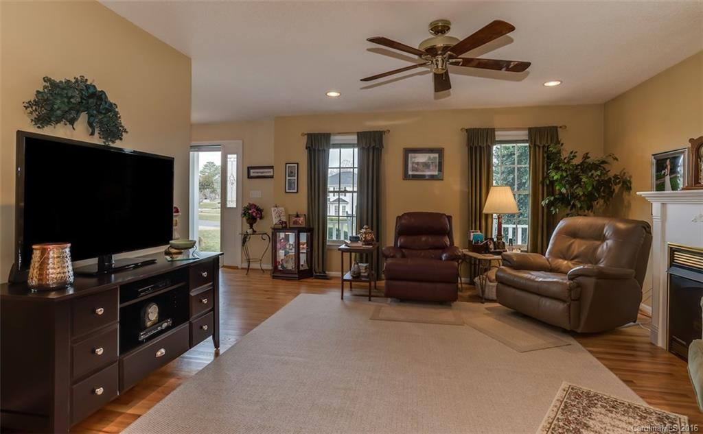 142 Fox Meadow Drive - Photo 3