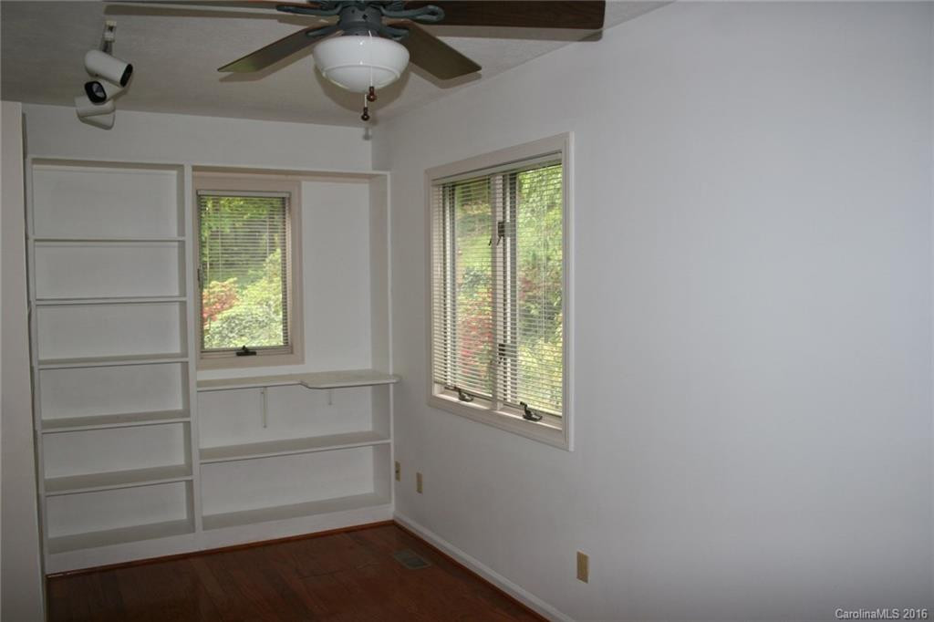 115 Continental Drive - Photo 8
