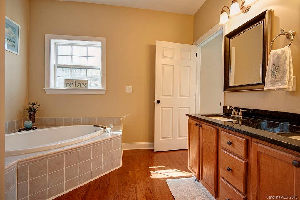 8 Surrey Green Drive - Photo 11