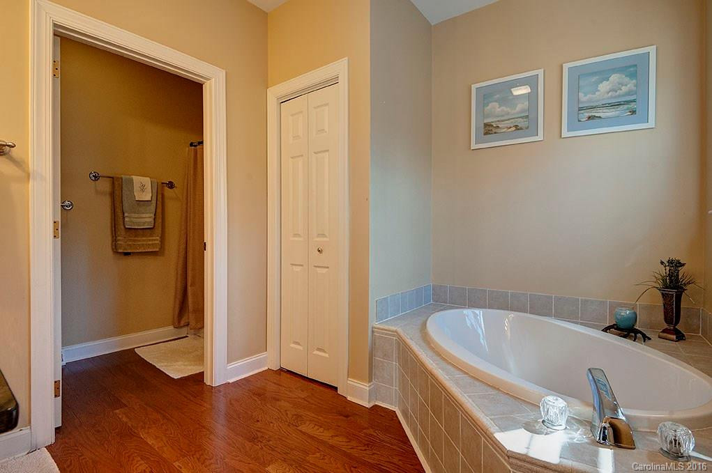 8 Surrey Green Drive - Photo 12