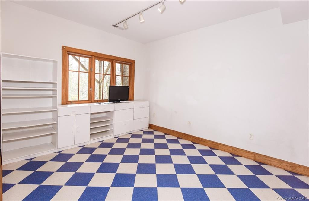 1042 Kanasgowa Drive - Photo 12