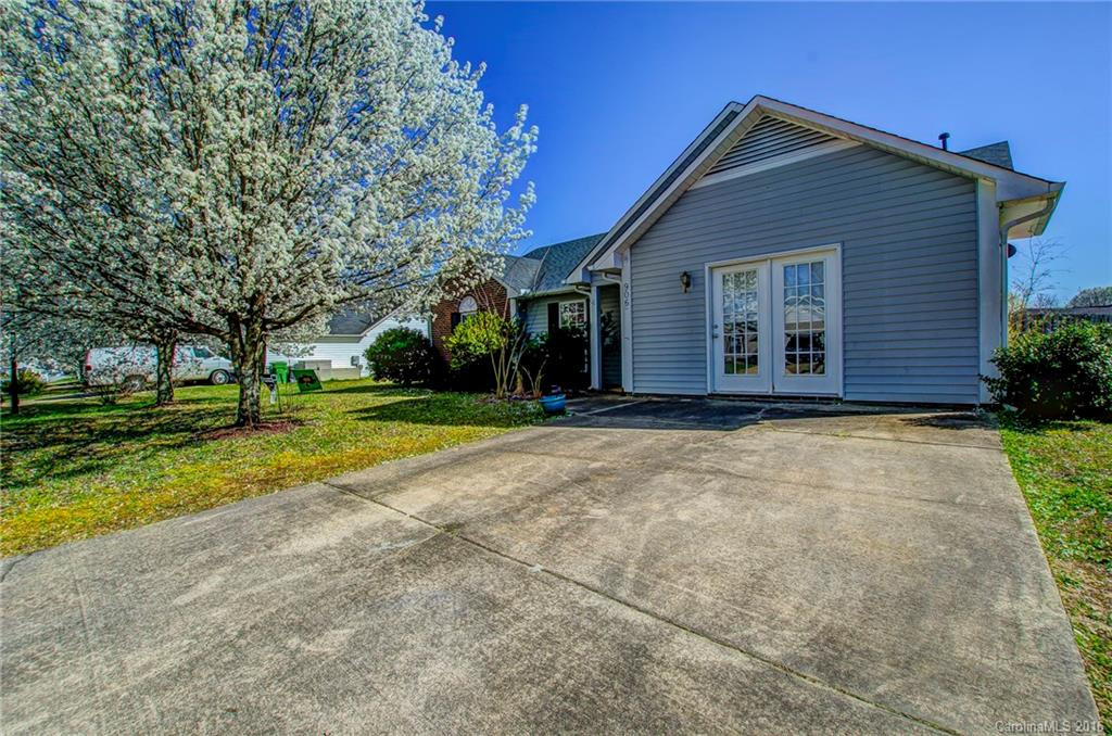 906 Woodhill Drive - Photo 3