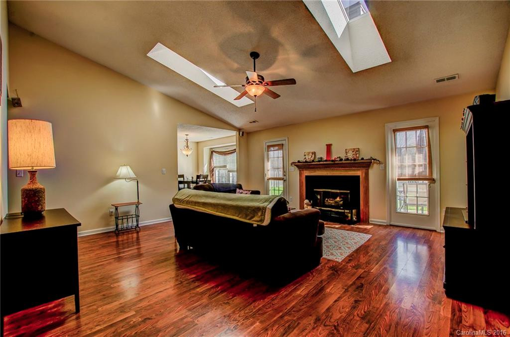 906 Woodhill Drive - Photo 5