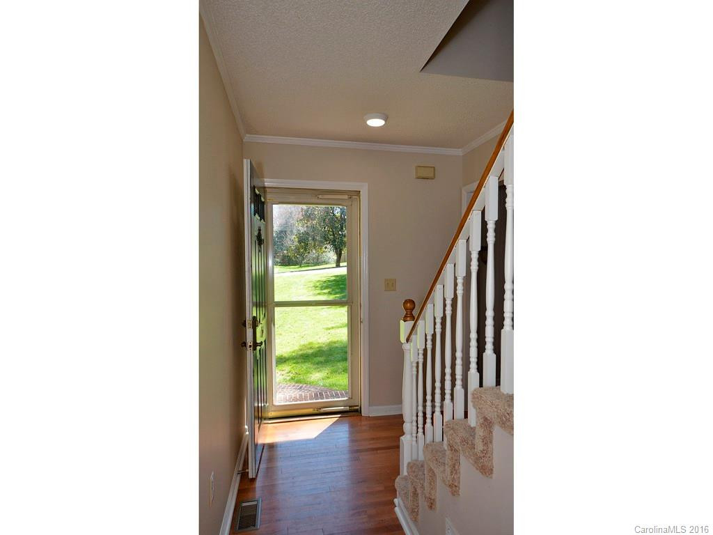 318 Melissa Way - Photo 4