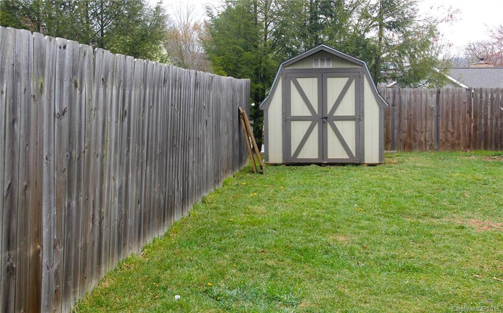 1911 Howard Gap Road - Photo 4
