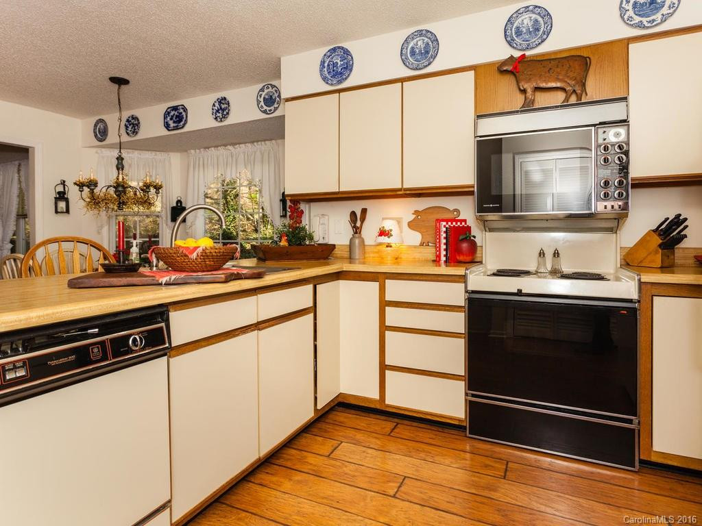 3002 Essex Court - Photo 7