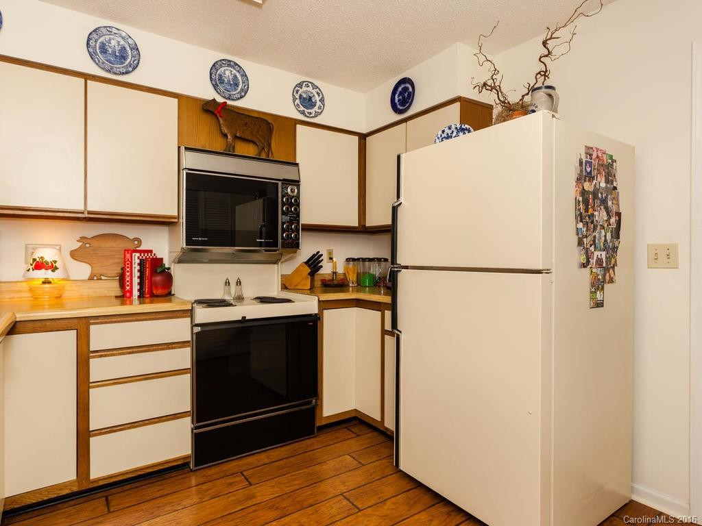3002 Essex Court - Photo 8