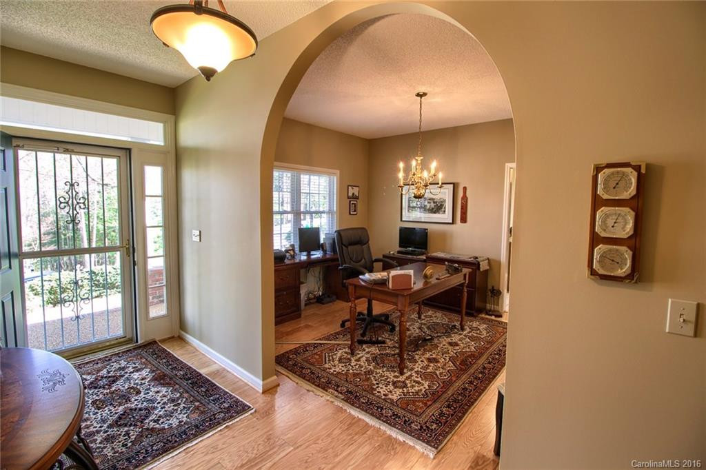 306 Croydon Drive - Photo 3
