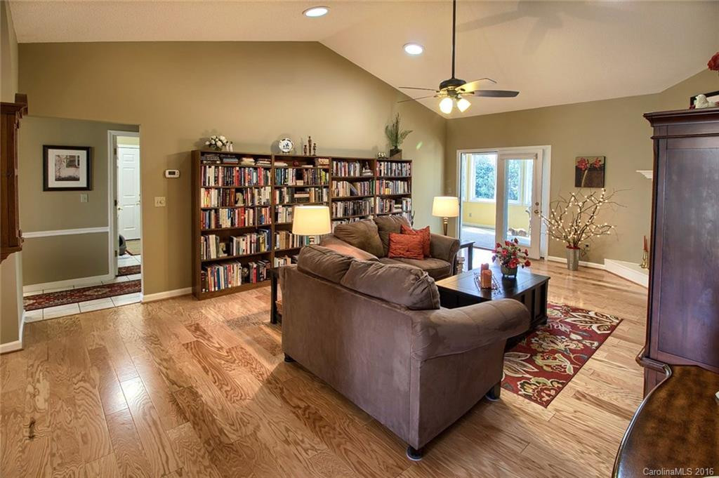 306 Croydon Drive - Photo 4