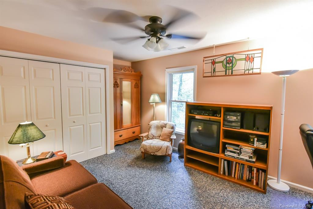 124 Carriage Drive - Photo 8