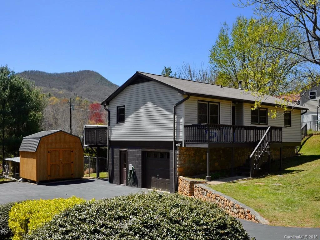 35 Dix Creek One Road