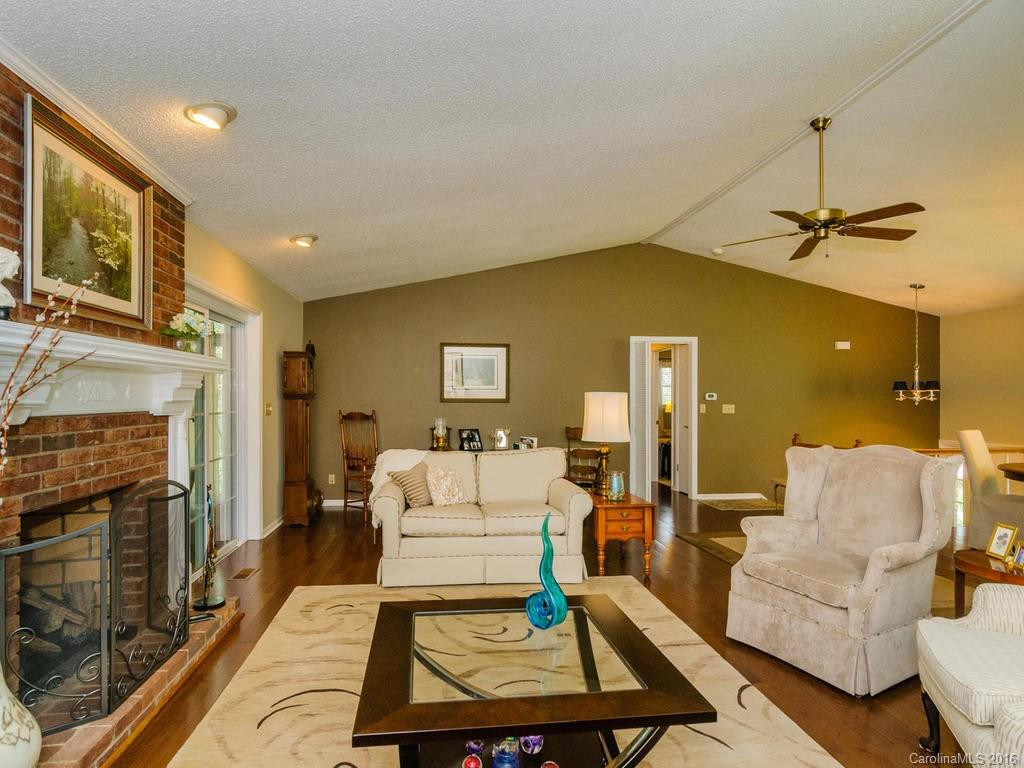164 Haywood Knolls Drive - Photo 4