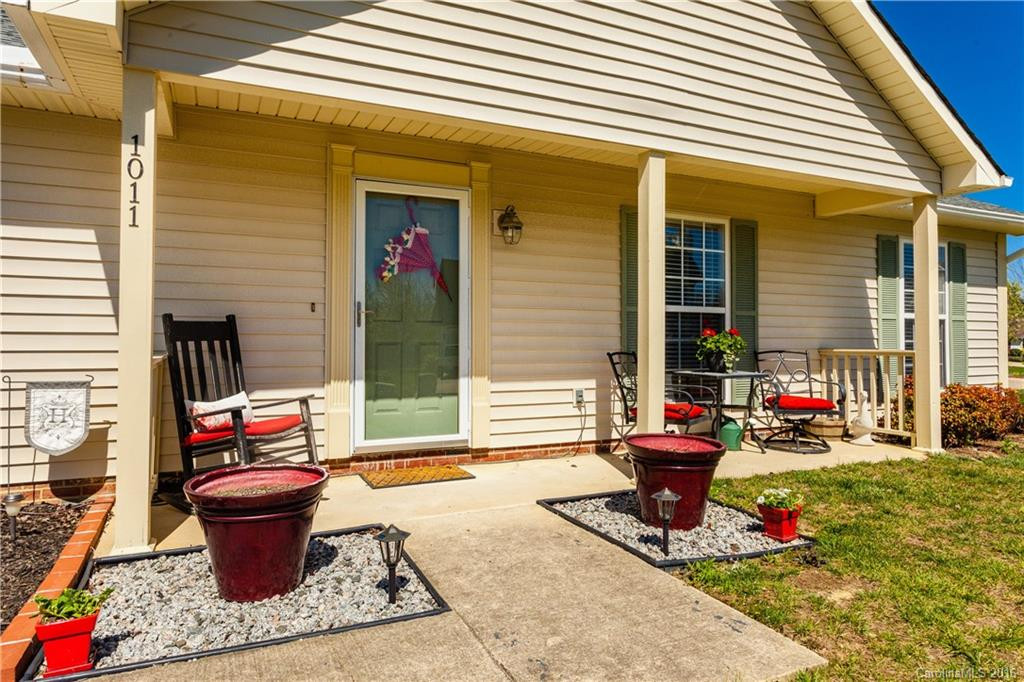 1011 Thorncrest Drive - Photo 2