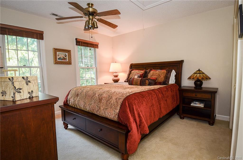 4 Silverstone Drive - Photo 15