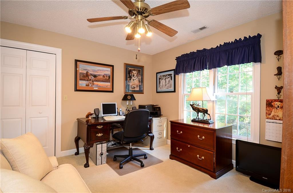 4 Silverstone Drive - Photo 16