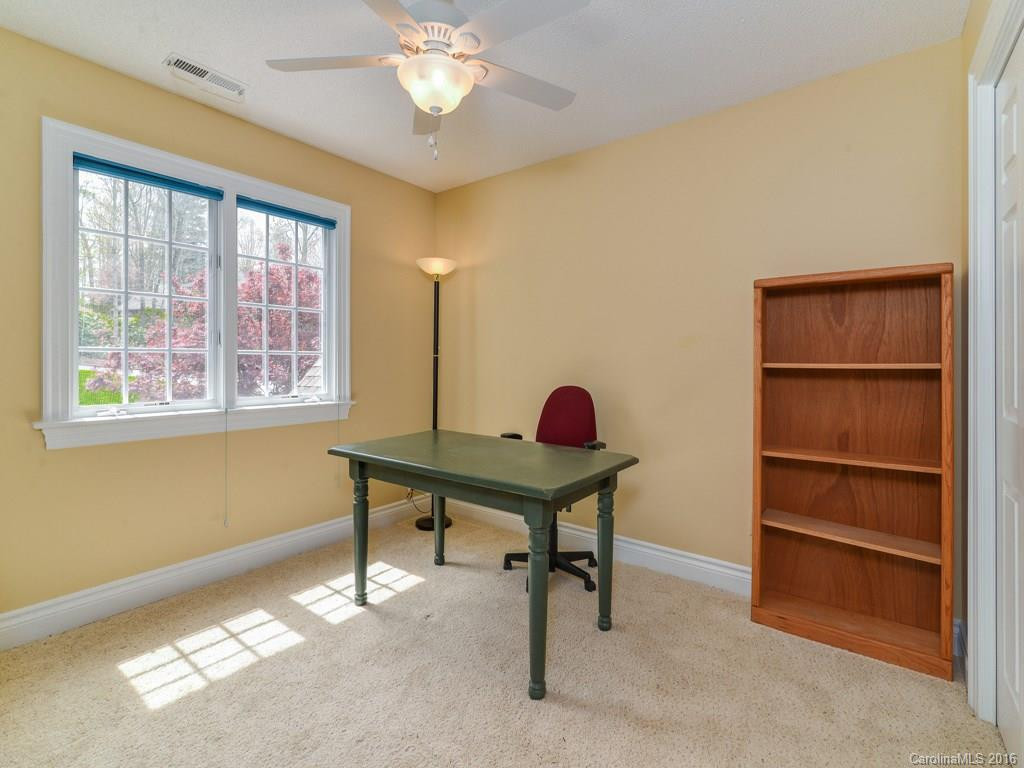 307 Blakewood Court - Photo 14