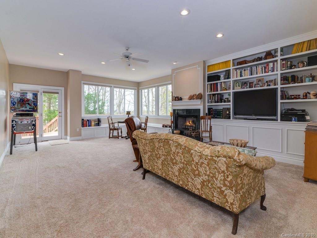 307 Blakewood Court - Photo 15