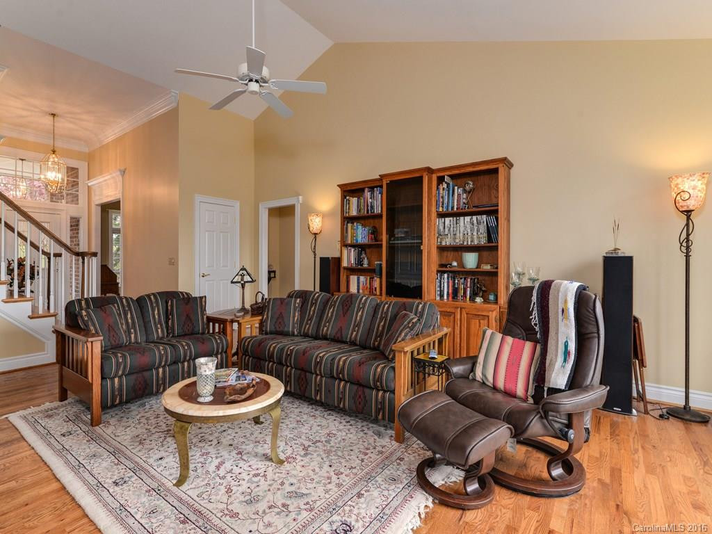 307 Blakewood Court - Photo 6