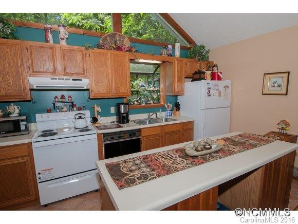 1048 Summit Drive - Photo 4