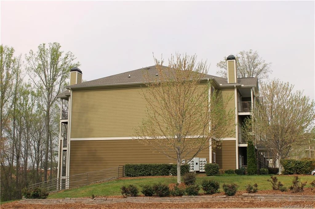 500 Vista Lake Drive #206