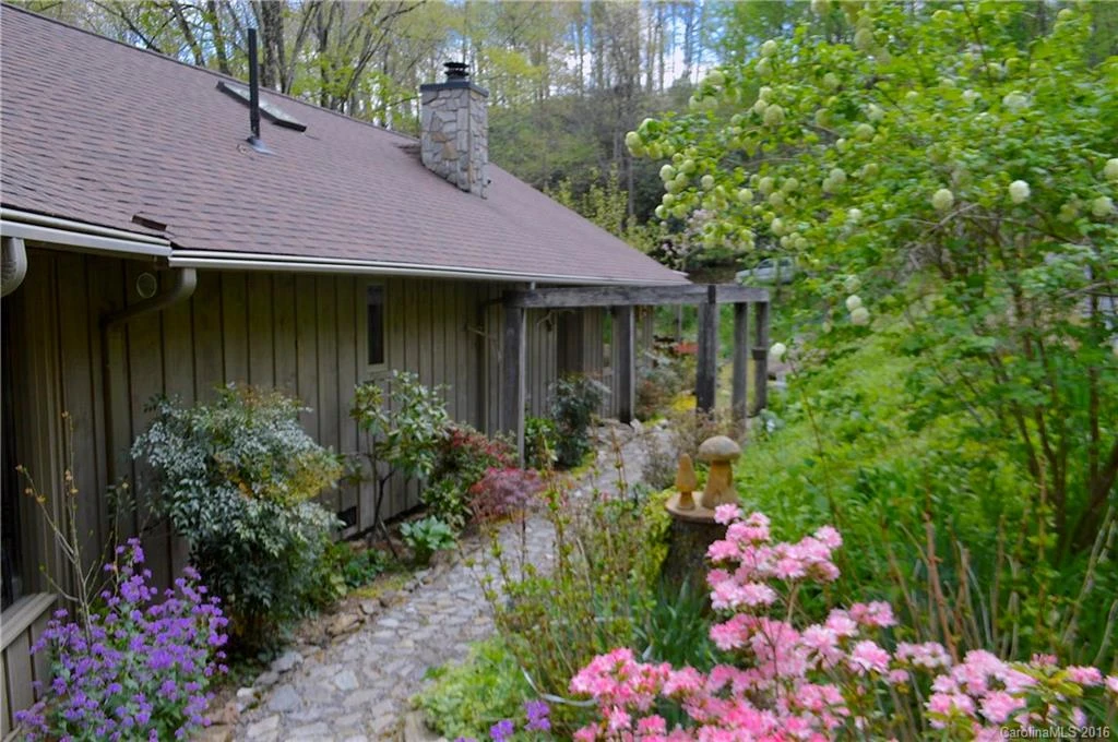 82 Moss Rock Road