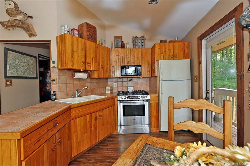 2050 Hyacinth Drive - Photo 5
