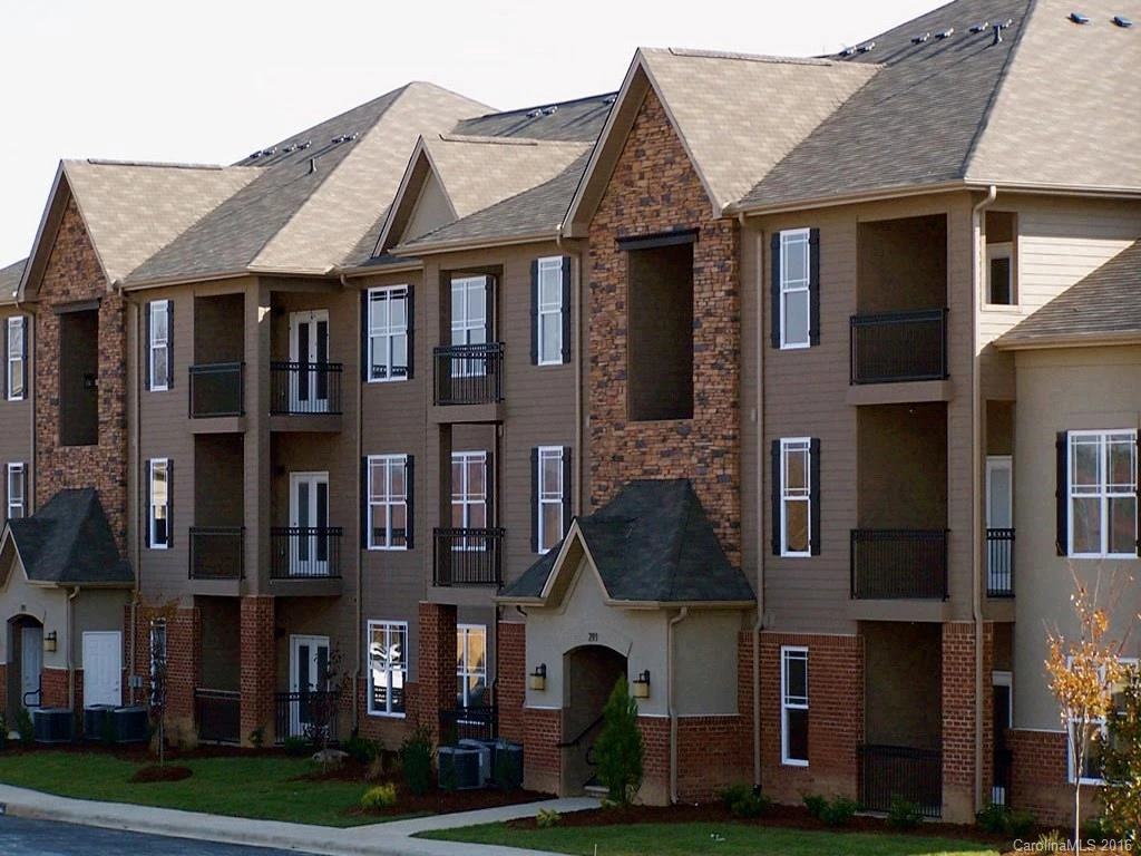 91 Brickton Village Circle #303