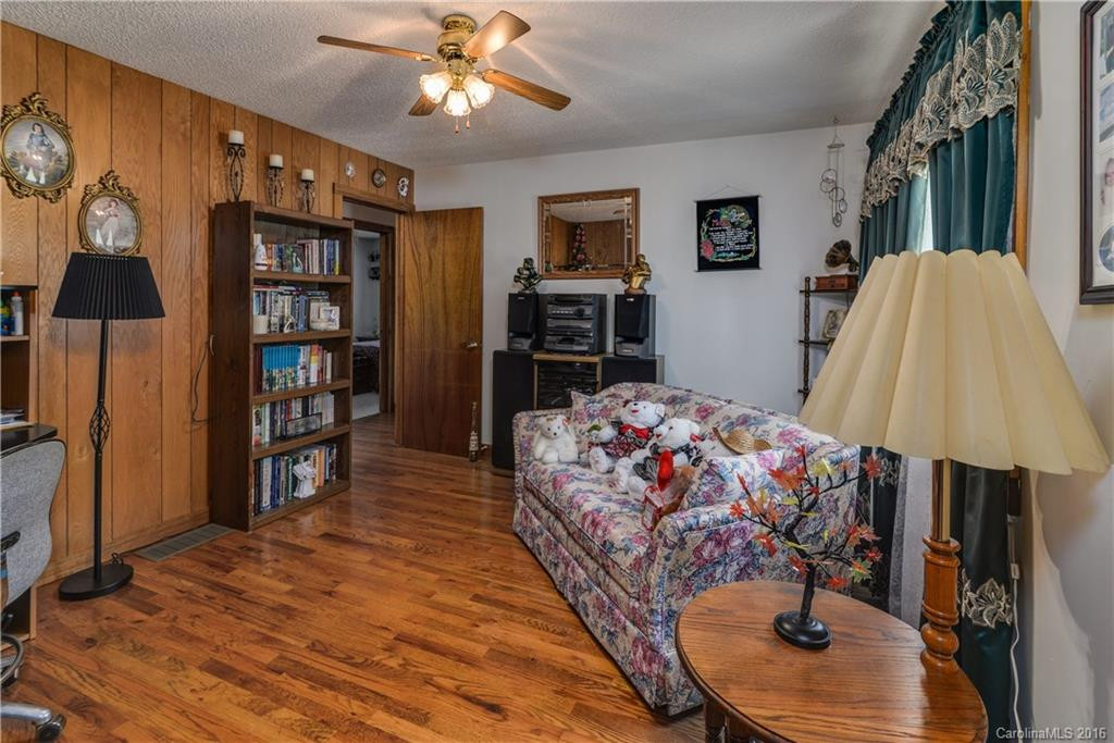 915 Holbert Road - Photo 9