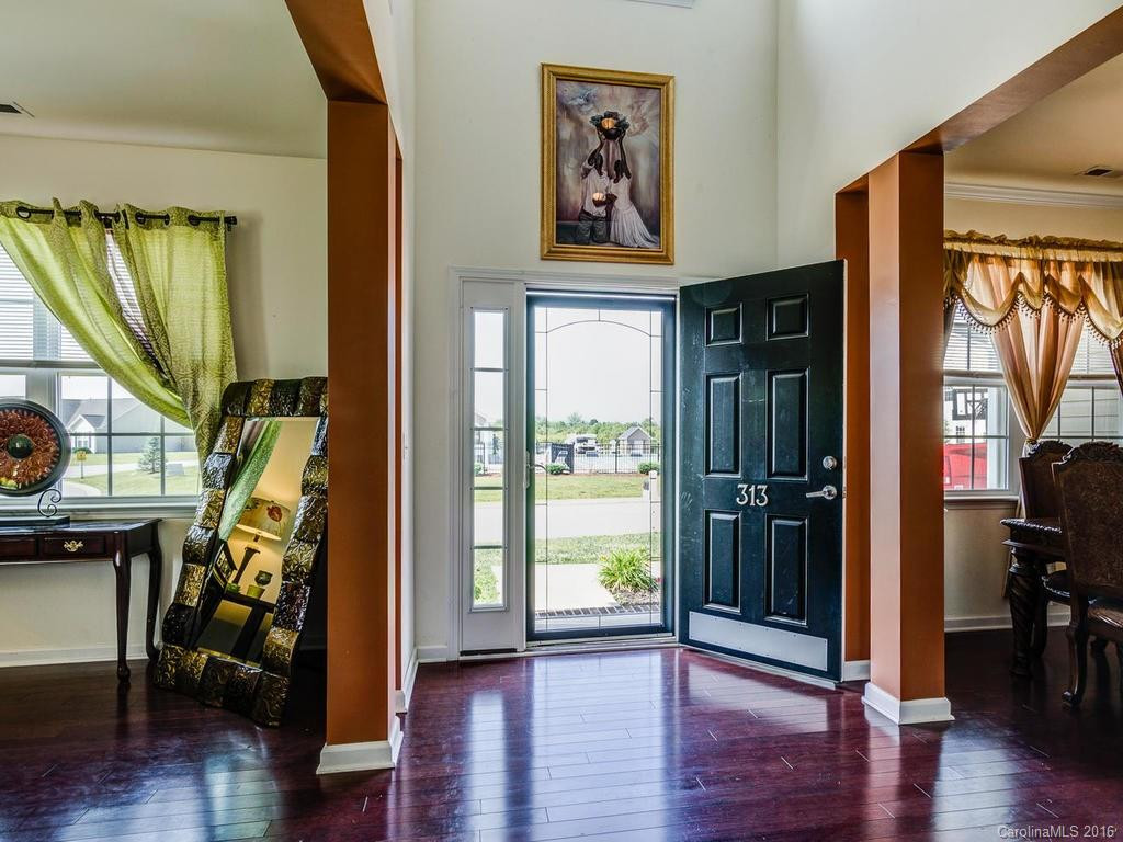 313 Roanoke Road - Photo 2