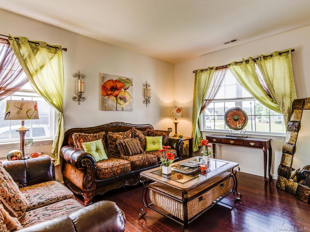 313 Roanoke Road - Photo 3