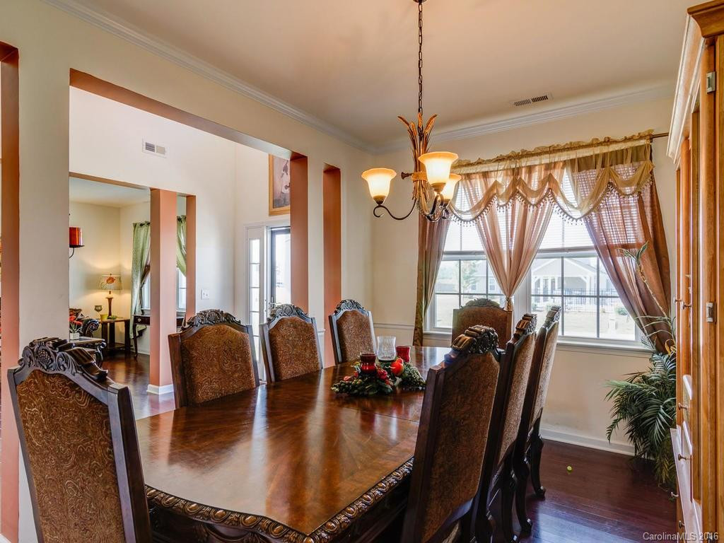 313 Roanoke Road - Photo 4