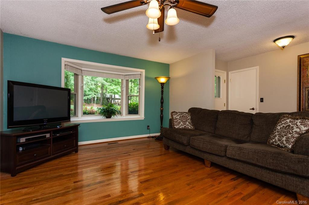 148 Haywood Knolls Drive - Photo 4