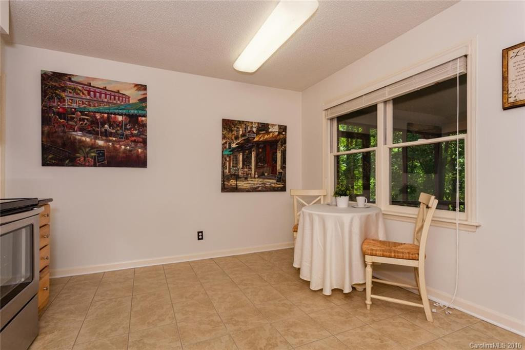 148 Haywood Knolls Drive - Photo 10