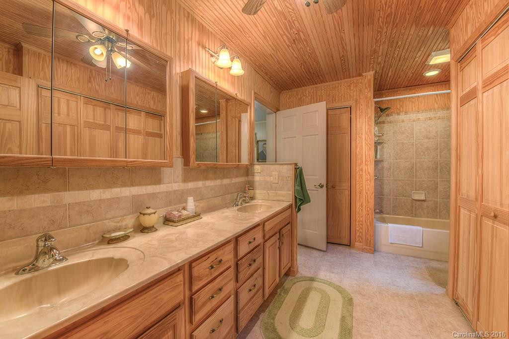21 Tobacco Road - Photo 8