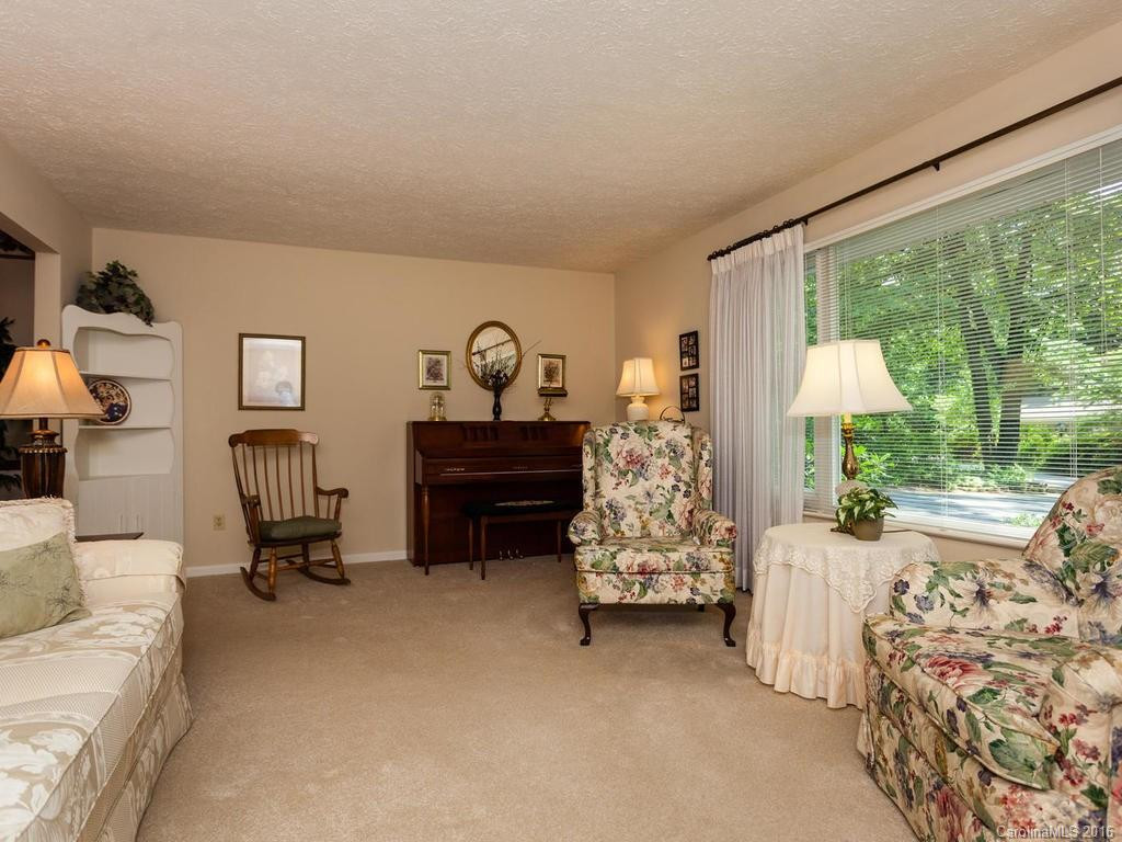 1020 Carousel Lane - Photo 5
