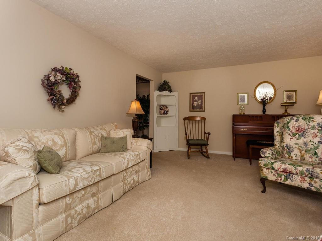 1020 Carousel Lane - Photo 7