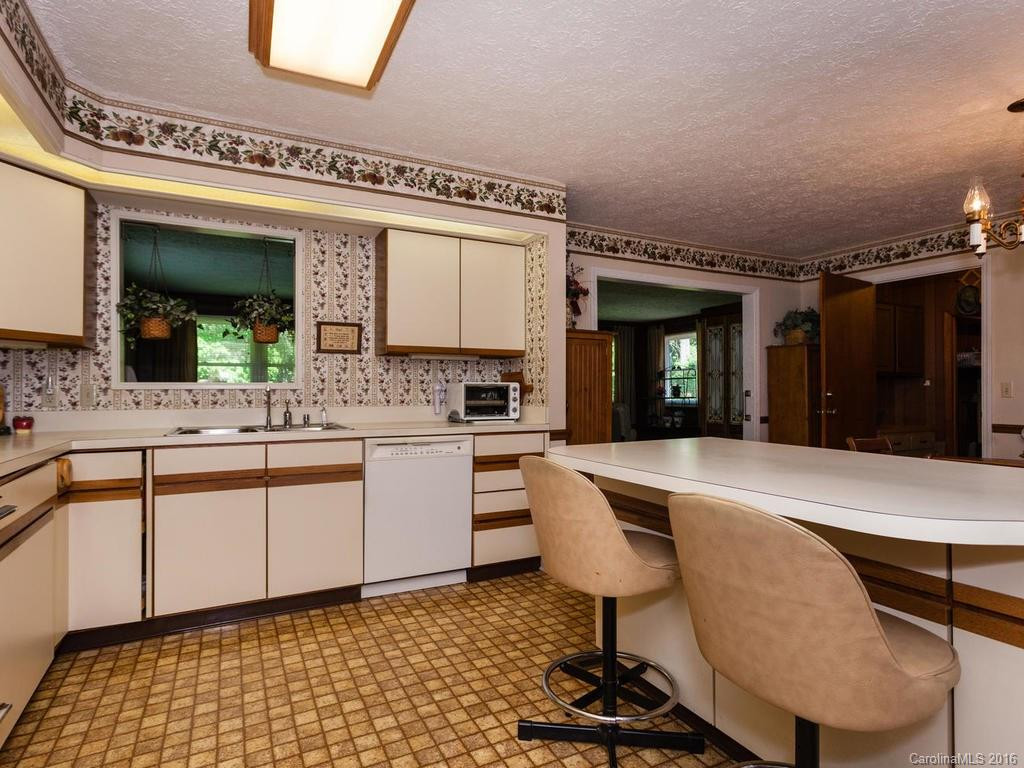1020 Carousel Lane - Photo 8