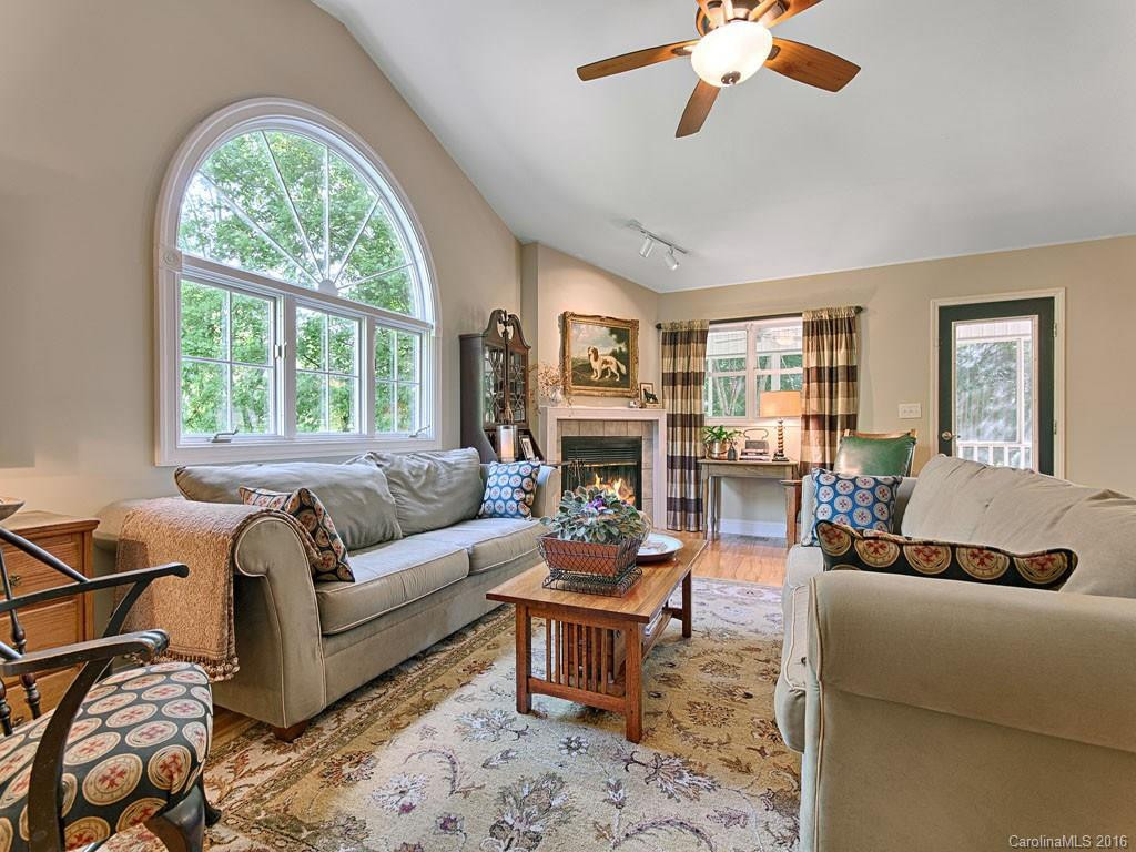 110 Spring Drive - Photo 3