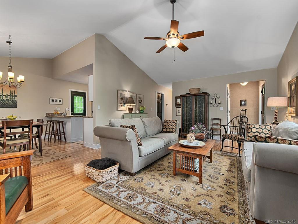 110 Spring Drive - Photo 4