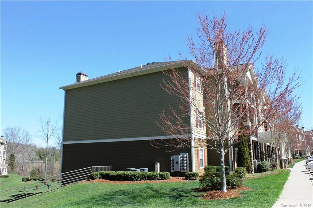 700 Vista Lake Drive #105