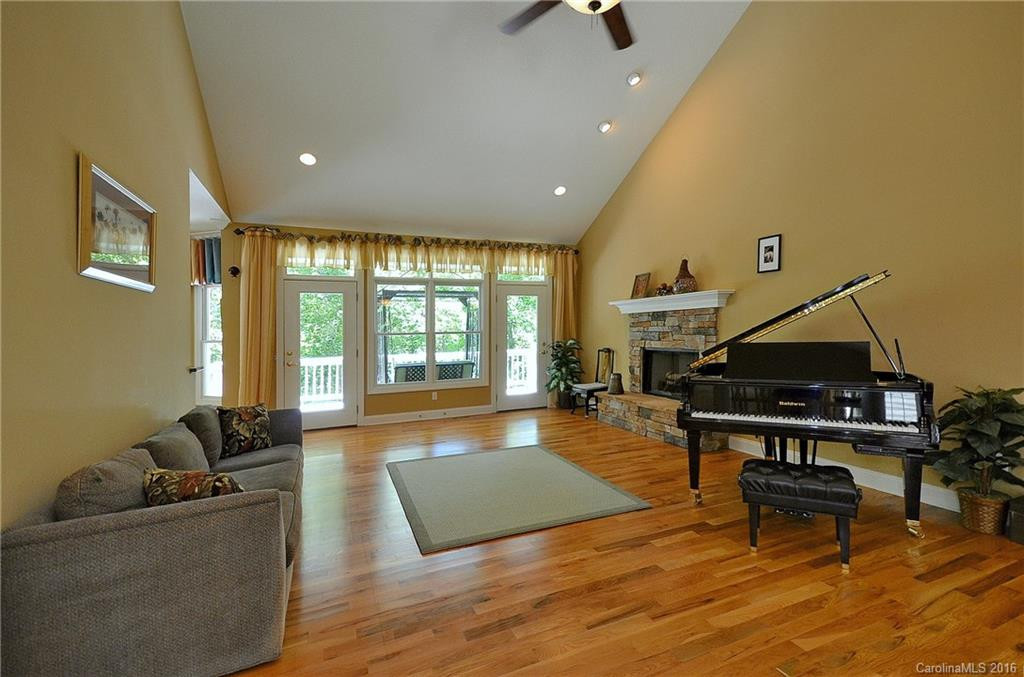 526 Overlook Drive - Photo 3