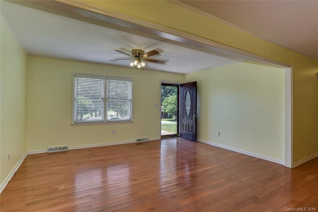 130 Lakewood Drive - Photo 3