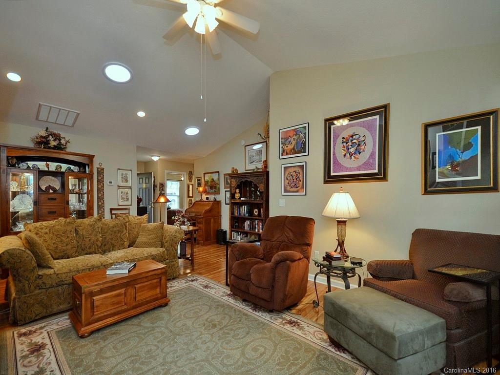 316 Wiltshire Circle #316 - Photo 3