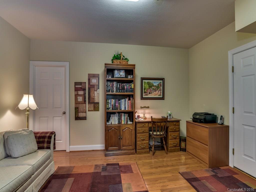 238 Sweetbriar Road - Photo 18